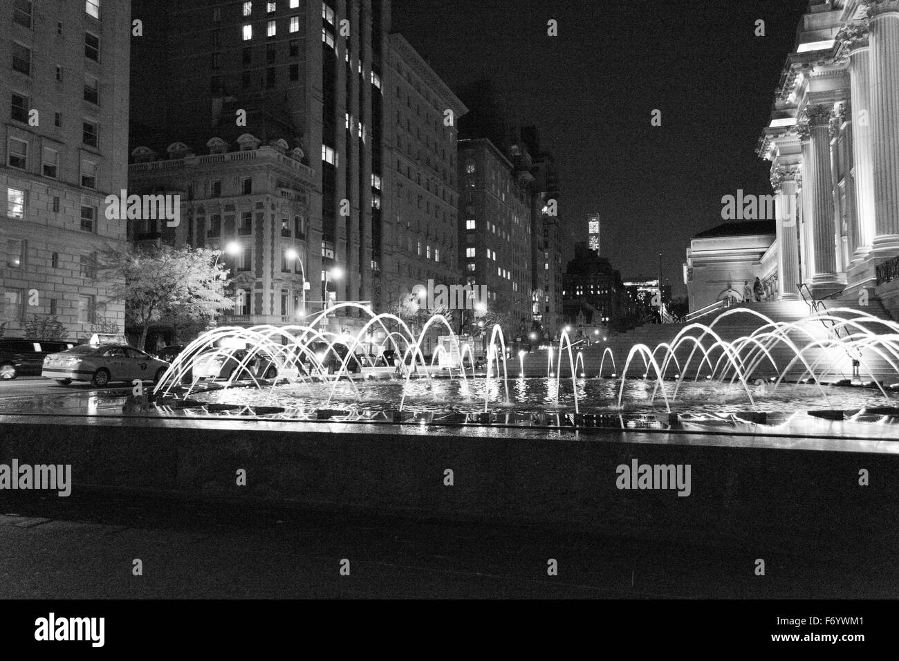 David H Koch Plaza erstreckt sich über vier Häuserblocks, die MET einnimmt und Funktionen, die zwei neue Brunnen für die Öffentlichkeit im Jahr 2014 zugänglich Stockfoto