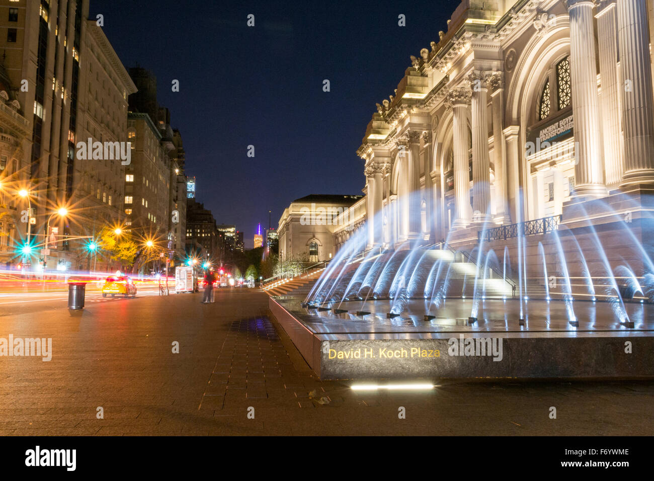 David H Koch Plaza erstreckt sich über vier Häuserblocks, die MET einnimmt und Funktionen, die zwei neue Brunnen für die Öffentlichkeit im Jahr 2014 zugänglich Stockfoto