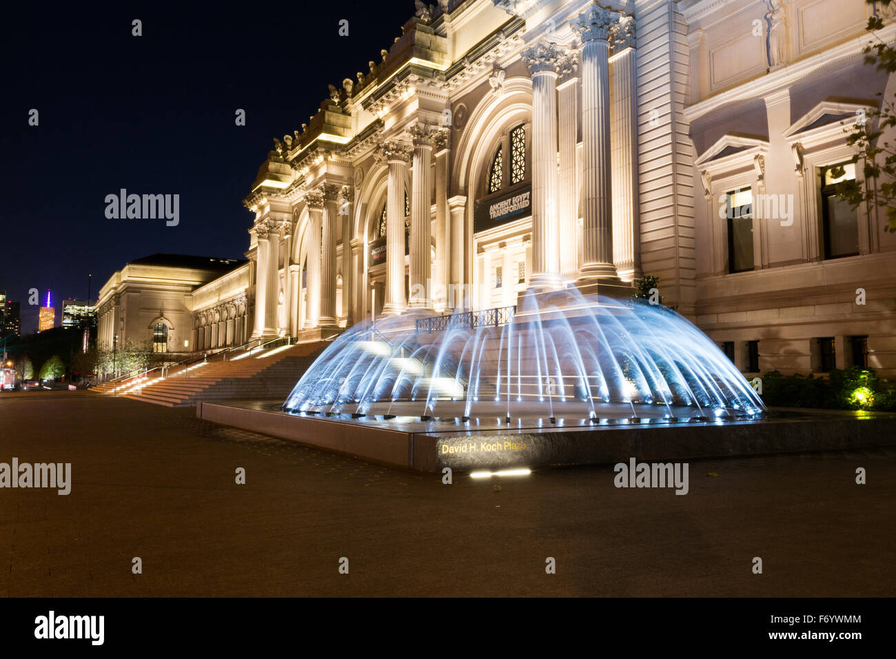David H Koch Plaza erstreckt sich über vier Häuserblocks, die MET einnimmt und Funktionen, die zwei neue Brunnen für die Öffentlichkeit im Jahr 2014 zugänglich Stockfoto