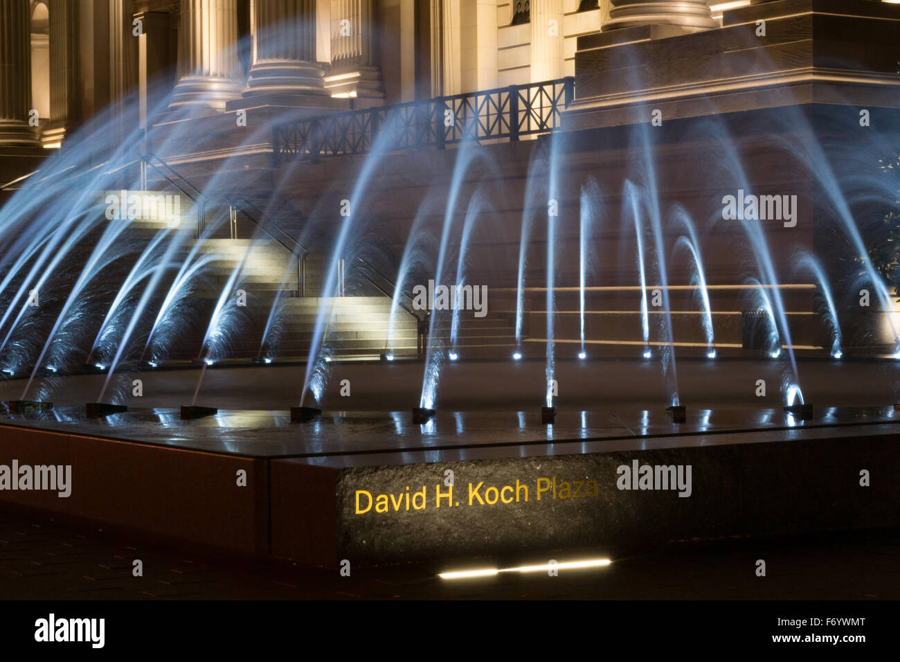 David H Koch Plaza erstreckt sich über vier Häuserblocks, die MET einnimmt und Funktionen, die zwei neue Brunnen für die Öffentlichkeit im Jahr 2014 zugänglich Stockfoto