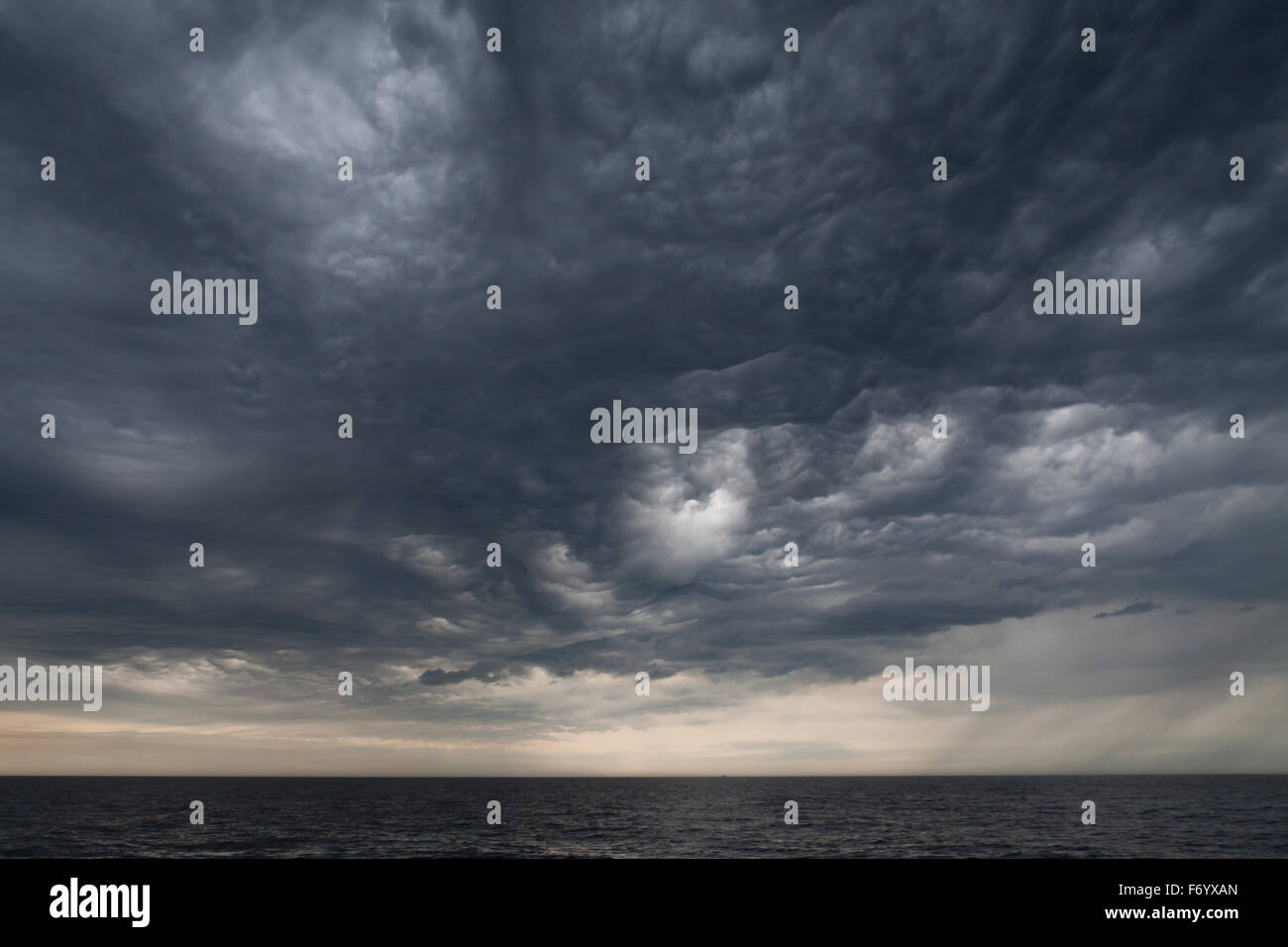 Dramatischer Himmel über dem Meer Stockfoto