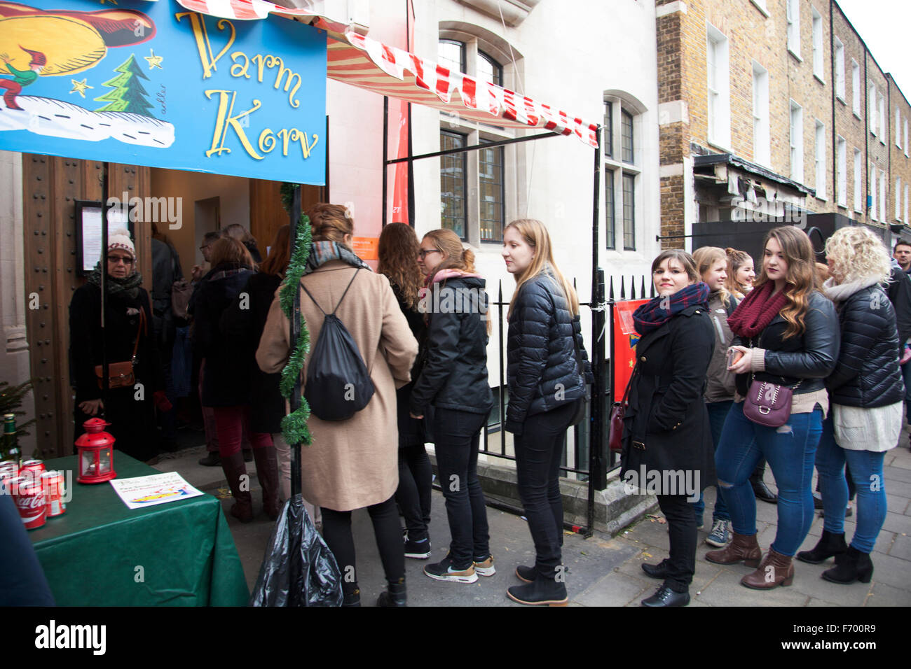 London, UK. 22. November 2015. Massen an der diesjährigen schwedischen Weihnachtsmarkt auf der schwedischen Kirche teilnehmen. Marktstände bringen den Geist der traditionellen schwedischen Weihnacht nach London mit einer breiten Palette Schwedisch Essen, trinken und hand hergestellte Gegenstände. Bildnachweis: Nathaniel Noir/Alamy Live-Nachrichten Stockfoto