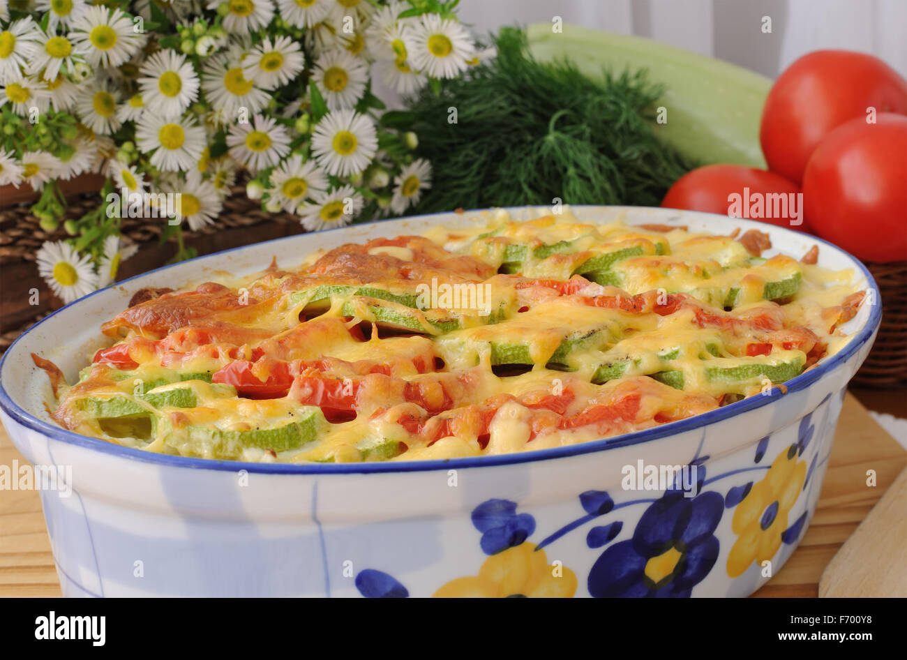 Auflauf Pasta mit Zucchini und Tomaten, Käse auf dem Tisch Stockfoto