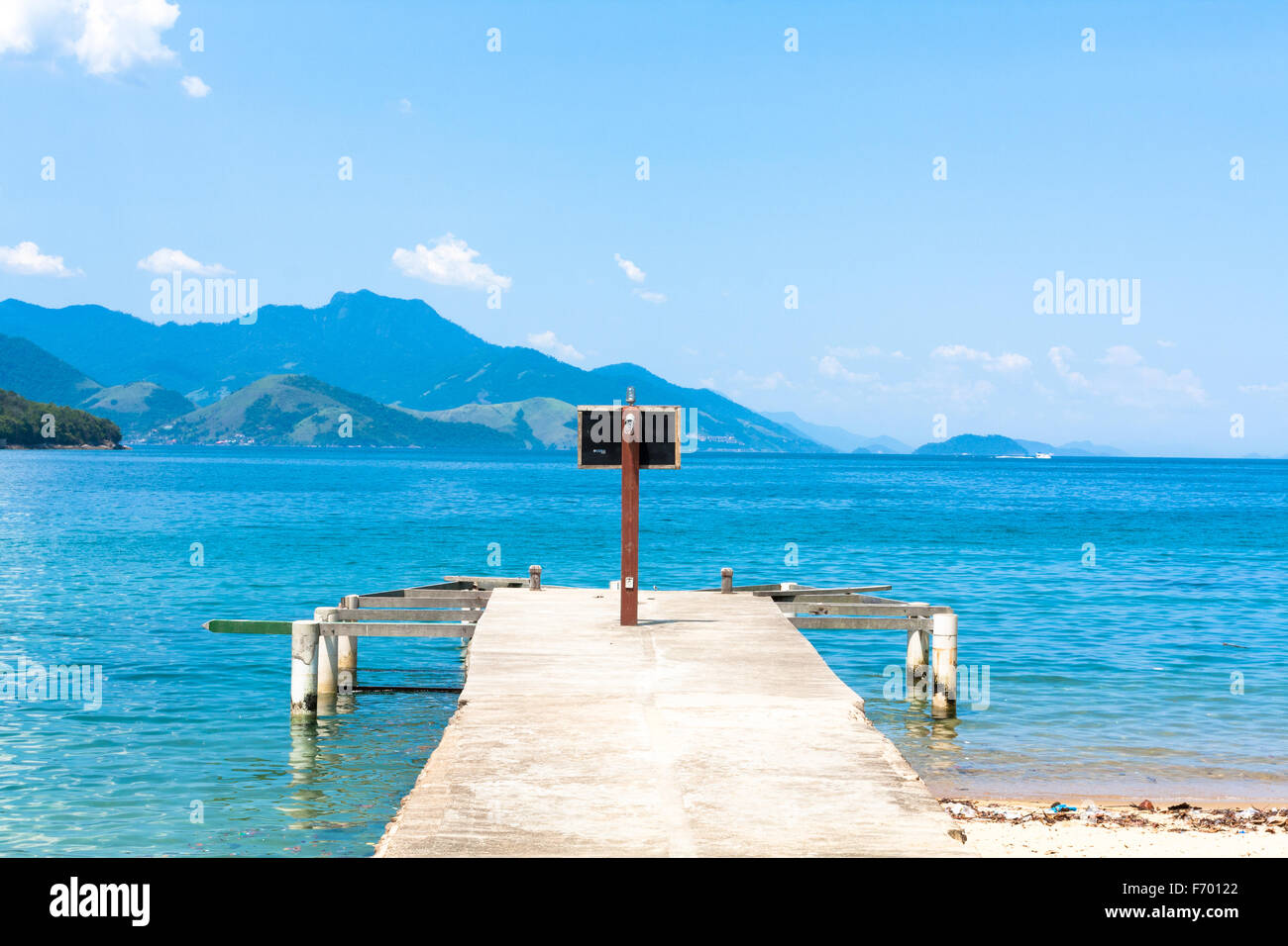 Leere Pier mit Blick auf den schönen See- und Berglandschaft bei Freguesia de Santana, Ilha Grande, Angra dos Reis, Bundesstaat Rio de Janeiro, Brasilien Stockfoto