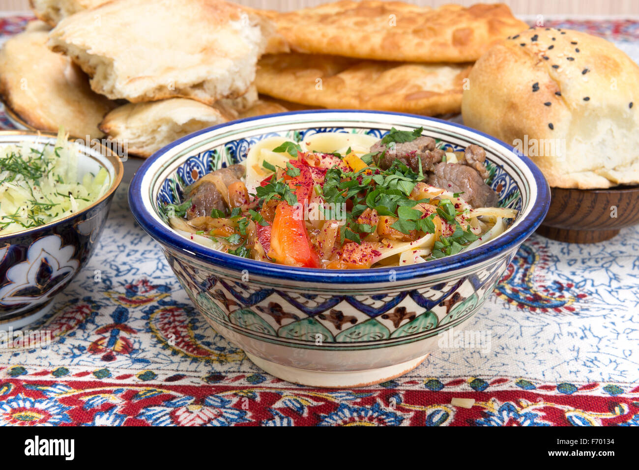 Mit besorgt in der Regel in einem Rindfleisch oder Hammelfleisch-gewürzte Suppe namens Tāngmiàn Gerichte Stockfoto