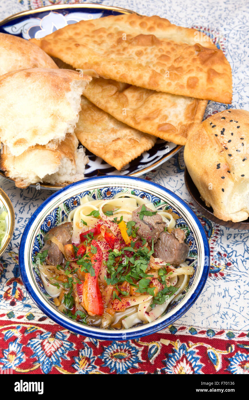 Mit besorgt in der Regel in einem Rindfleisch oder Hammelfleisch-gewürzte Suppe namens Tāngmiàn Gerichte Stockfoto