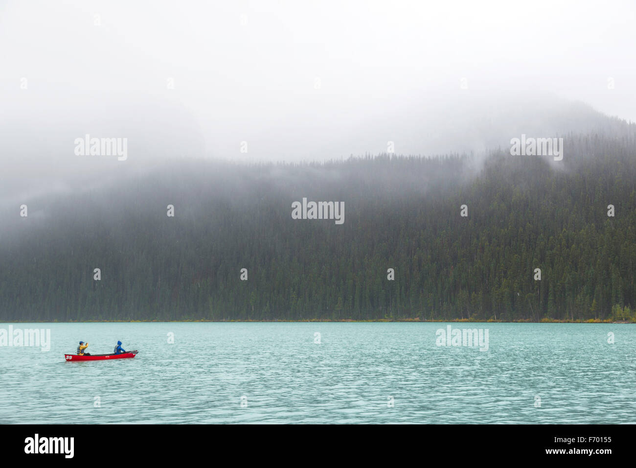 Nebel und Regen eine geheimnisvolle Stimmung am Lake Louise, Banff Nationalpark, Alberta, Kanada, Nordamerika zu schaffen. Stockfoto