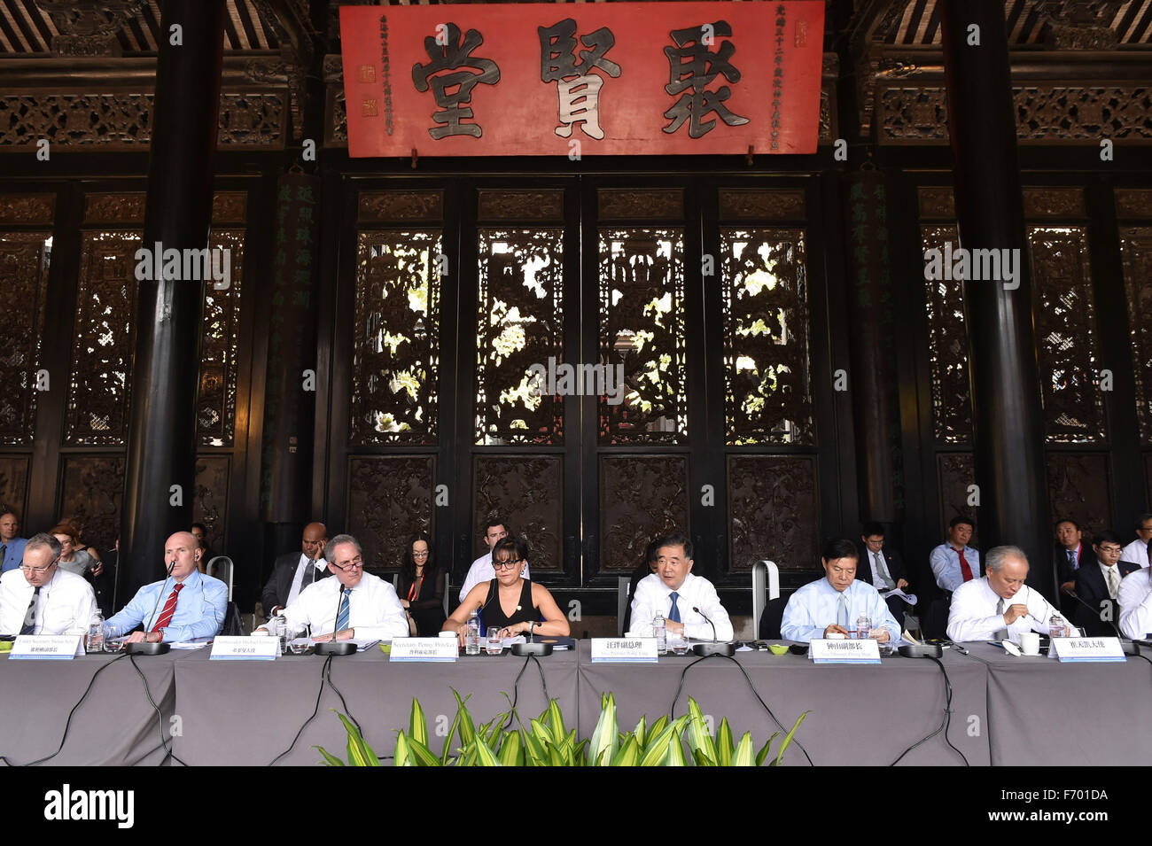 Guangzhou, China Guangdong Provinz. 22. November 2015. Chinesische Vize-Premier Wang Yang (3. R, vorne), US-Handelsminister Penny Pritzker (4. L Front) und Trade Representative Michael Froman (3. L Front) eine China-USA CEO Roundtable Konferenz in Guangzhou, Guangdong Provinz Süd-China, 22. November 2015. Bildnachweis: Liang Xu/Xinhua/Alamy Live-Nachrichten Stockfoto