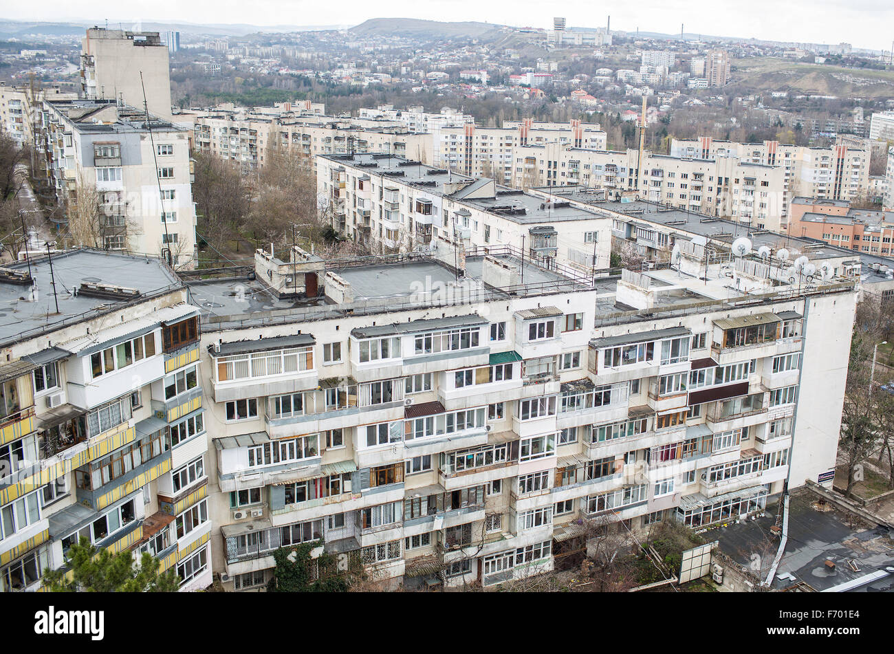 Datei - Datei Bild datiert 18. März 2014 zeigt industrialisierten Wohnblocks auf der russischen beigefügten Krim in Simferopol, Ukraine. Die Lichter gingen aus allen Teilen der Halbinsel Krim über Nacht, Sonntag, 22. November 2015. Knapp 2 Millionen Menschen waren ohne Strom, eine russische Nachrichtenagentur berichtete am Sonntag Morgen. Ersten Berichten zufolge wurden mehrere Strommasten, die die im Anhang der russischen Halbinsel serviert auf dem ukrainischen Festland gezündet. Foto: HANNIBAL HANSCHKE/dpa Stockfoto