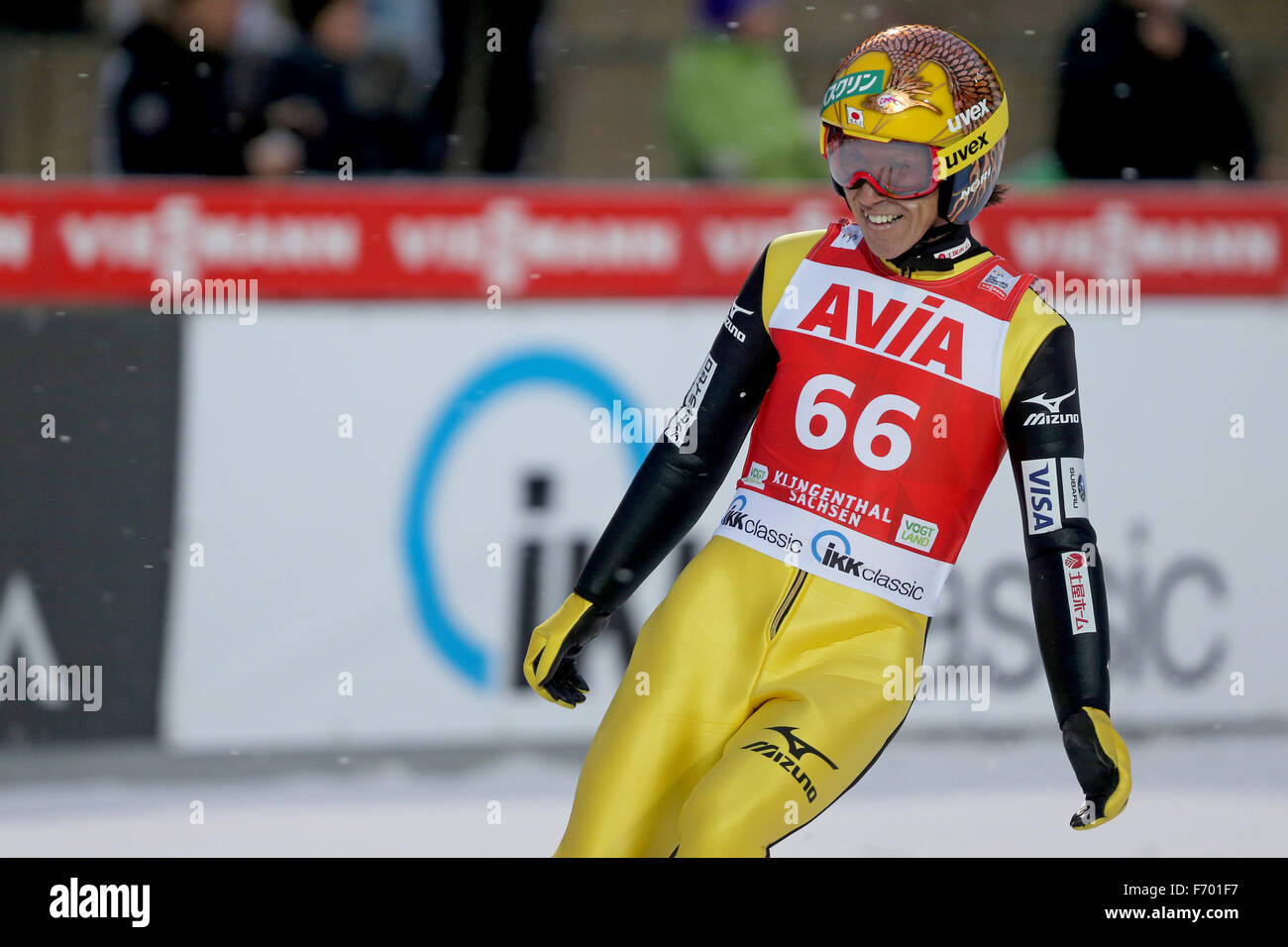 Kligenthal, Deutschland. 22. November 2015. Japanischer Skispringer Noriaki Kasai jubelt nach seinem letzten Sprung in das Einzelspringen bei der Eröffnung der Weltcup Skispringen in der Vogtland-Arena in Kligenthal, Deutschland, 22. November 2015 Credit: © Dpa picture-Alliance/Alamy Live News Stockfoto