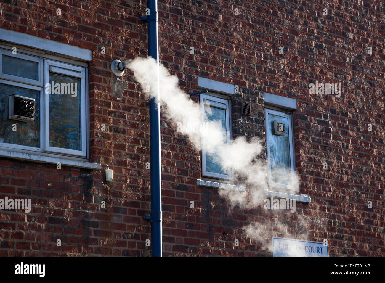 Dampf aus der Lüftung der Küche in einem Wohnhaus Stockfoto