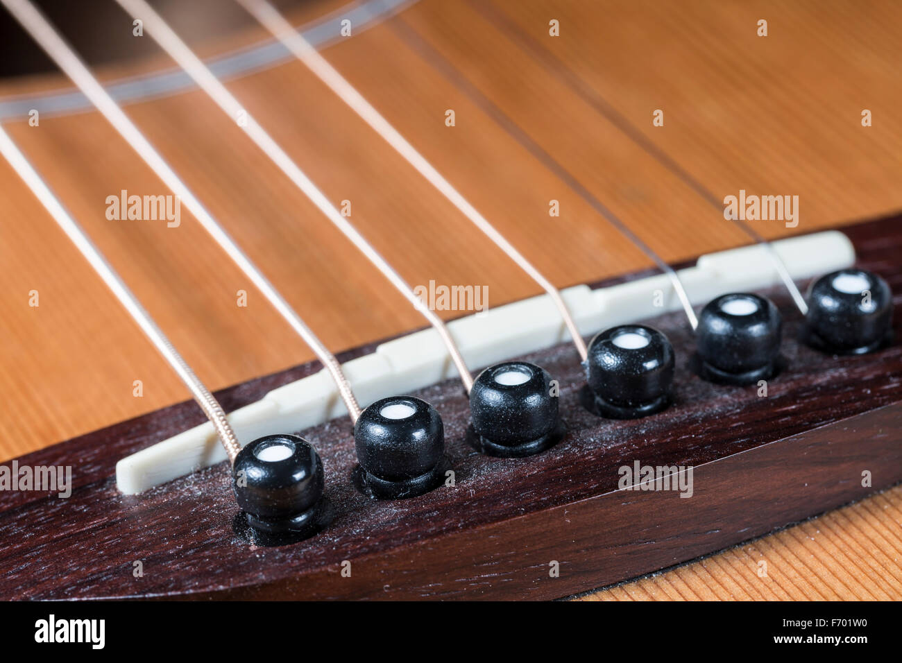 Gitarre-Sattel und Brücke hautnah auf einer Stahlsaiten-Gitarre  Stockfotografie - Alamy