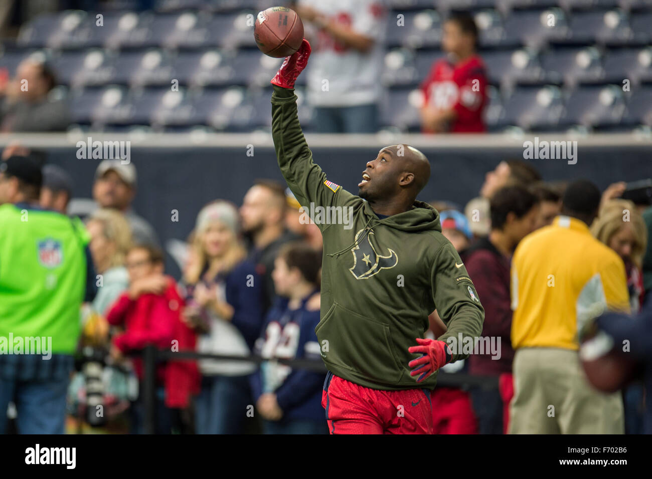 Houston, Texas, USA. 22. November 2015. Houston Texans Cornerback Johnathan Joseph (24) erwärmt sich vor einem NFL-Spiel zwischen den Houston Texans und die New York Jets NRG-Stadion in Houston, TX am 22. November 2015. Bildnachweis: Trask Smith/ZUMA Draht/Alamy Live-Nachrichten Stockfoto