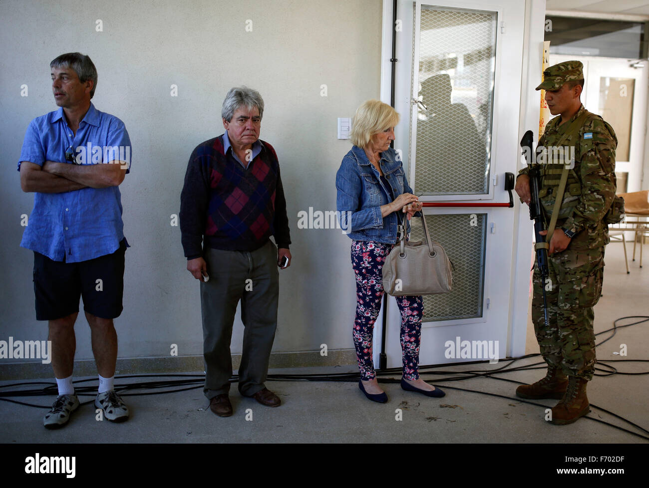 Dique Lujan, Argentinien. 22. November 2015. Menschen warten in einer Linie am 22. November 2015 ihre Stimmen in einem Wahllokal in einer Schule in Dique Lujan Stadt, 50 km von Buenos Aires, Argentinien. Das Urteil Front für den Sieg-Parteianwärter Daniel Scioli und seinen Gegner Mauricio Macri der Partei Cambiemos (Lasst uns ändern) wird für die Präsidentschaft in der Stichwahl vie, die am 08:00 (GMT-1100) am Sonntag gestartet. Bildnachweis: Marcarian Agustin/Xinhua/Alamy Live-Nachrichten Stockfoto