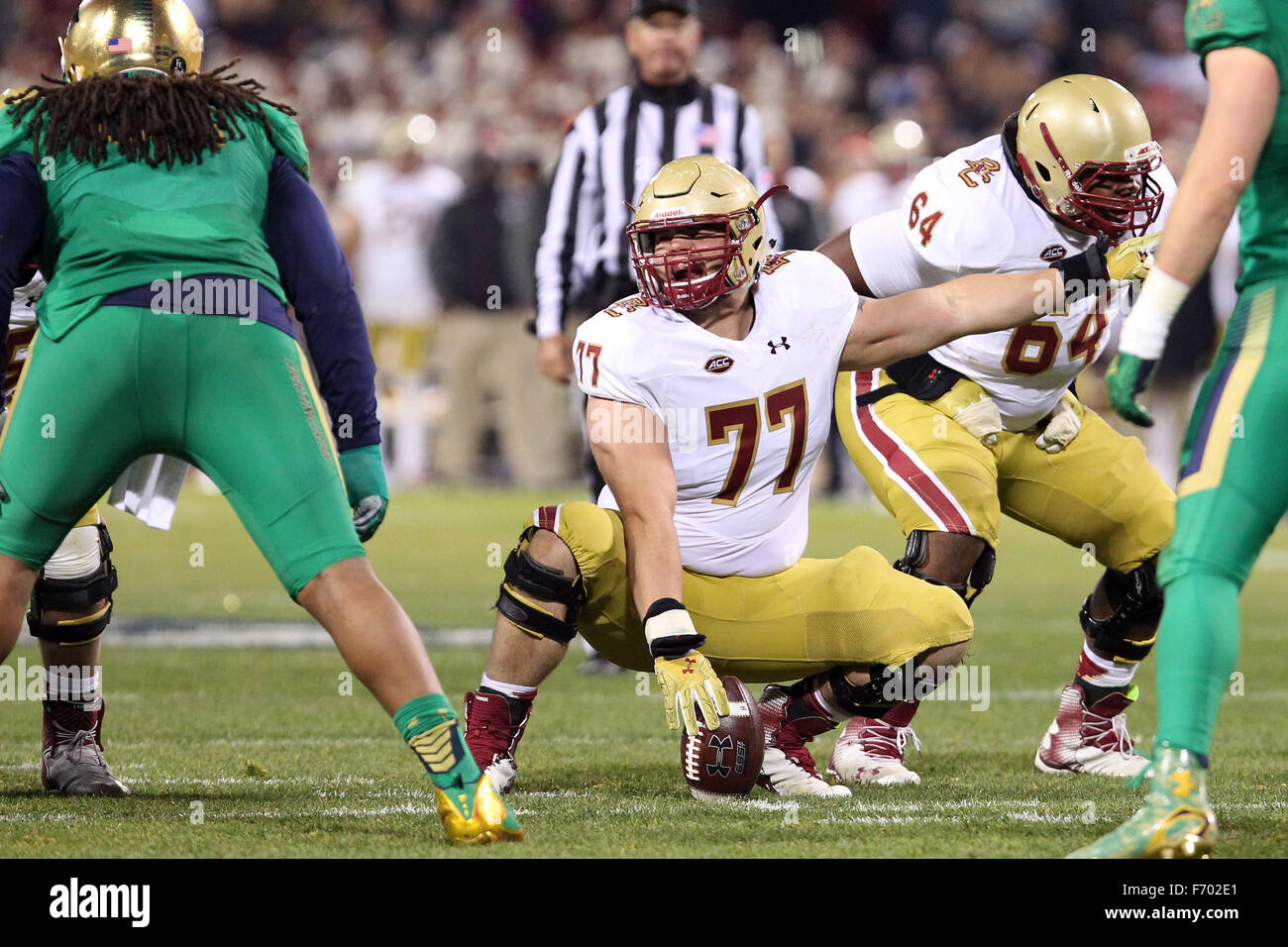 Fenway Park, Massachusetts, USA. 21. November 2015.  Boston College Eagles beleidigender Störungssucher Jon Baker (77) in Aktion in der zweiten Hälfte der NCAA Football-Spiel zwischen dem Boston College Eagles und die Notre Dame Fighting Irish im Fenway Park. Notre Dame gewonnen 19-16. Anthony Nesmith/Cal Sport Media/Alamy Live-Nachrichten Stockfoto