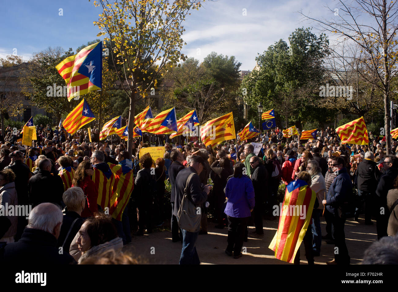 Menschen zuwinken Estelada Flaggen (Symbol der Unabhängigkeit Kataloniens) Ciutadella Park von Barcelona, Spanien. Stockfoto