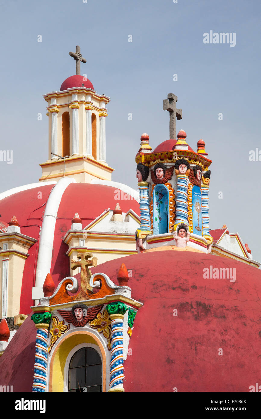 Kuppeln von San Luis Obispo Kirche in Huamantla, Tlaxcala, Mexiko aus dem 17. Jahrhundert geschmückt. Stockfoto