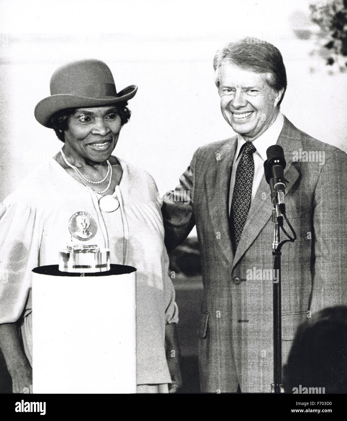 Berühmte Sopranistin Marian Anderson, links, und US-Präsident Jimmy Carter, Recht, sind bei einem Festakt im East Room des weißen Hauses in Washington, DC wo Frau Anderson der Congressional Gold Medal, die höchste zivile Auszeichnung durch den Kongress der Vereinigten Staaten für ihre Arbeit erhielt bei der Förderung der Kunst auf der ganzen Welt am Donnerstag, den 17. Oktober gezeigt , 1987. Der Präsident lobte Anderson als einer, der großen Freude an die Nation gebracht hat. Bildnachweis: Benjamin E. "Gen" Forte / CNP - kein Draht-Dienst - Stockfoto