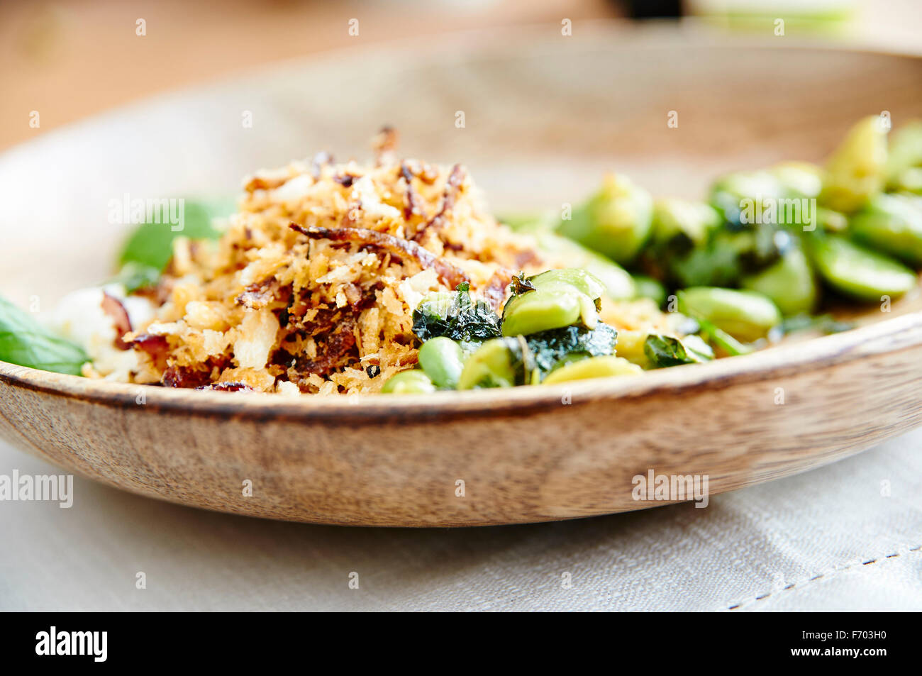 Marokkanischen Stil Bohnensalat mit Sojajoghurt und crunchy bits Stockfoto