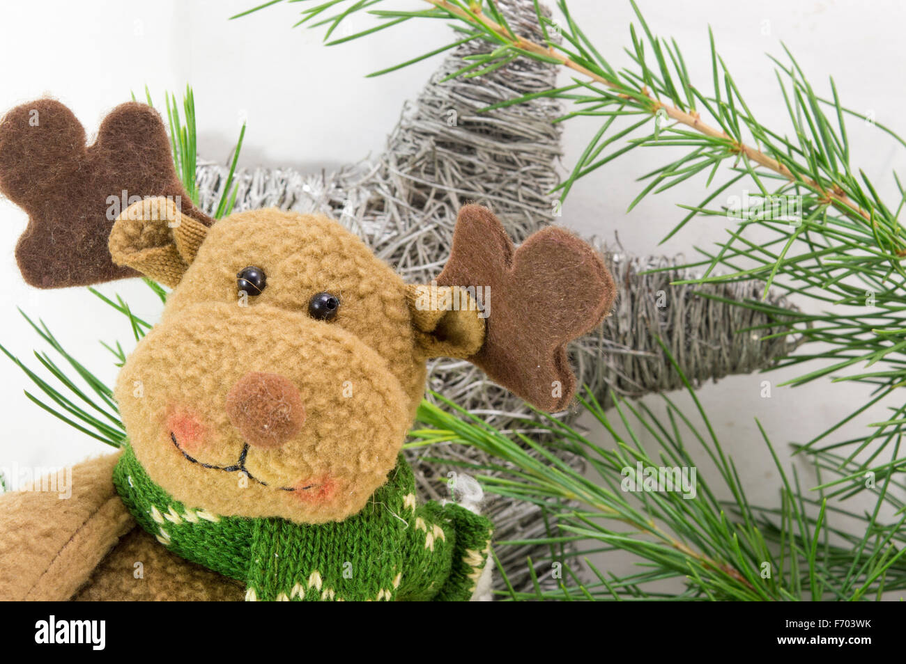 Rentier mit Schal und Christmas tree Zweige und sternförmig. Weihnachten-abstrakt Stockfoto