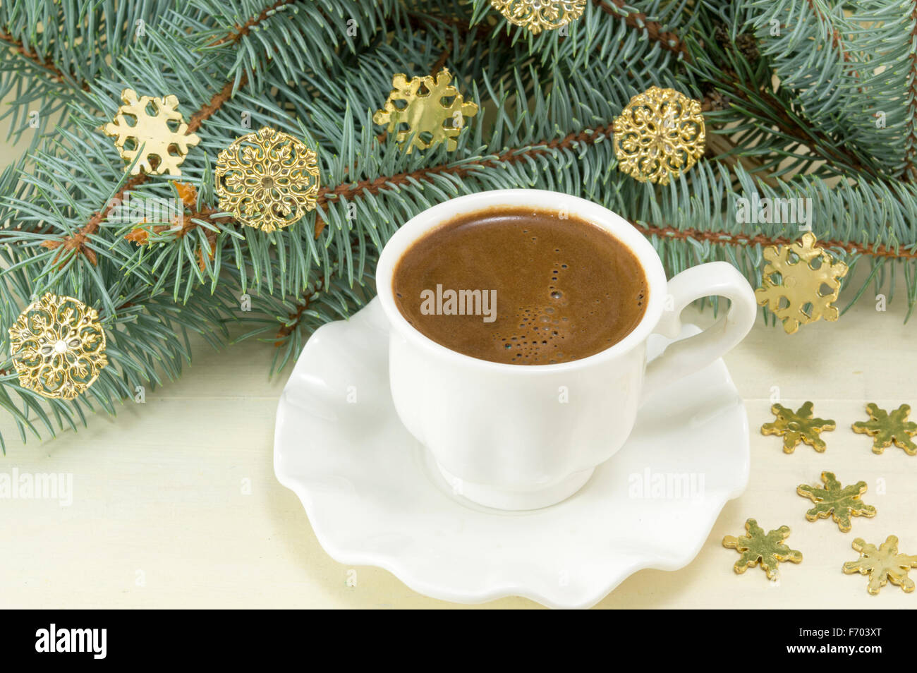 Heißen Kaffee Winterzeit. Heißen Kaffee und Weihnachten Ornamente Stockfoto