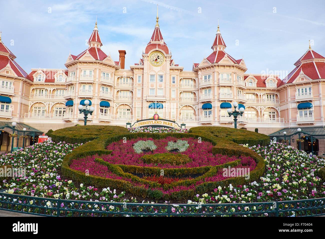 Disneyland Hotel und Eingang zum Disneyland Paris Marne-la-Vallée Chessy Frankreich Stockfoto