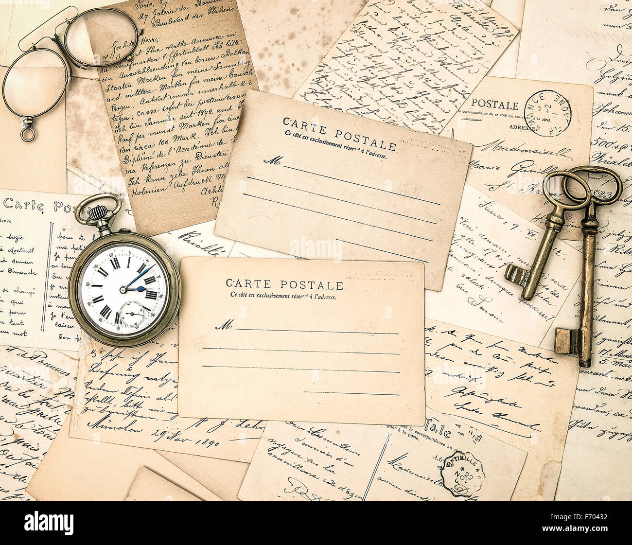 Vintage Briefe und Postkarten. Nostalgische gebrauchte Papiere Hintergrund Stockfoto