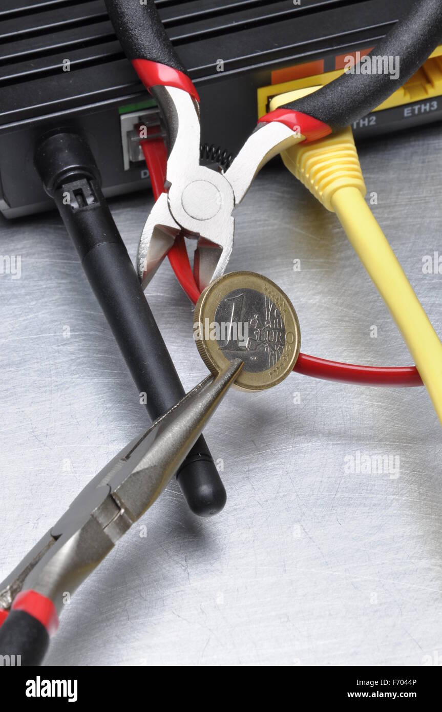 Eingeschränkten Zugang bezahlt zum Internet, Schuldentilgung, Netzwerk-Kabel schneiden Stockfoto