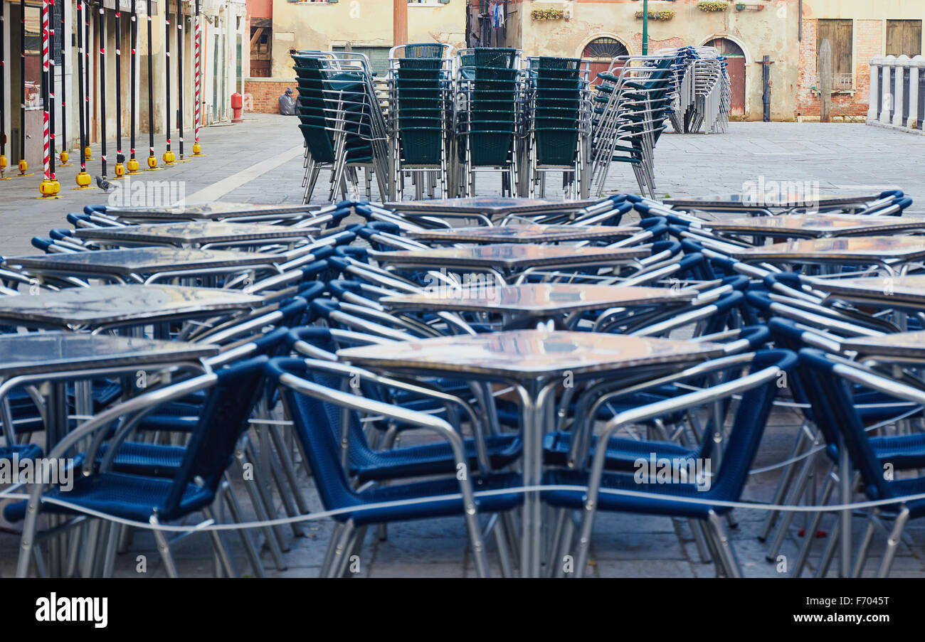 Cafe Stühle und Tische im Campo Santi Giovanni und Paolo Venedig Veneto Italien Europa Stockfoto