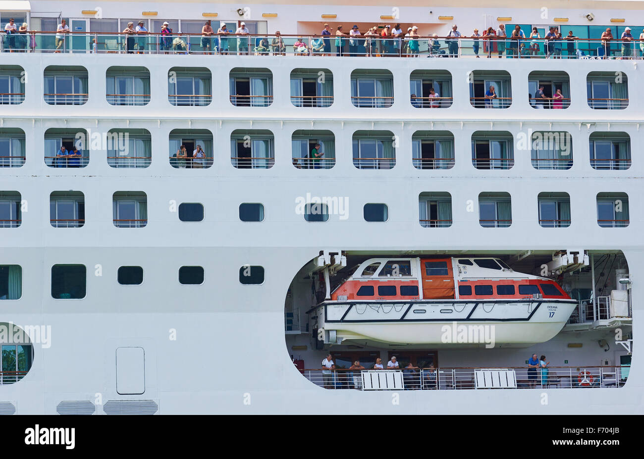 Passagieren säumen das Deck eines Kreuzfahrtschiffes, wie es in Venedig Veneto Italien Europa kommt Stockfoto