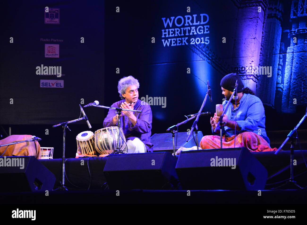 Ahmedabad, Indien, 21. November 2015. Die Klänge der Tabla, Santur und kartal geschmolzen mühelos mit Schlagzeug, Keyboard, Gitarre und new Age als Kunsterbe trafen sich in der Nähe des 15. Jahrhunderts Stufenbrunnen in Adalaj am Samstagabend. Bildnachweis: NISARGMEDIA/Alamy Live-Nachrichten Stockfoto