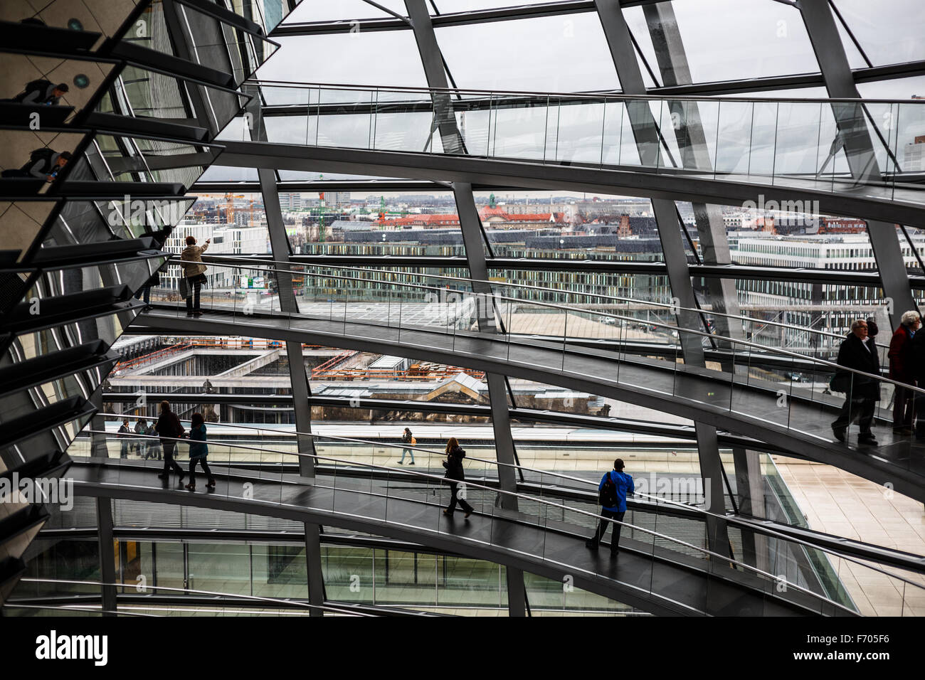 In die gläserne Kuppel des Reichstagsgebäudes, 2015 Stockfoto