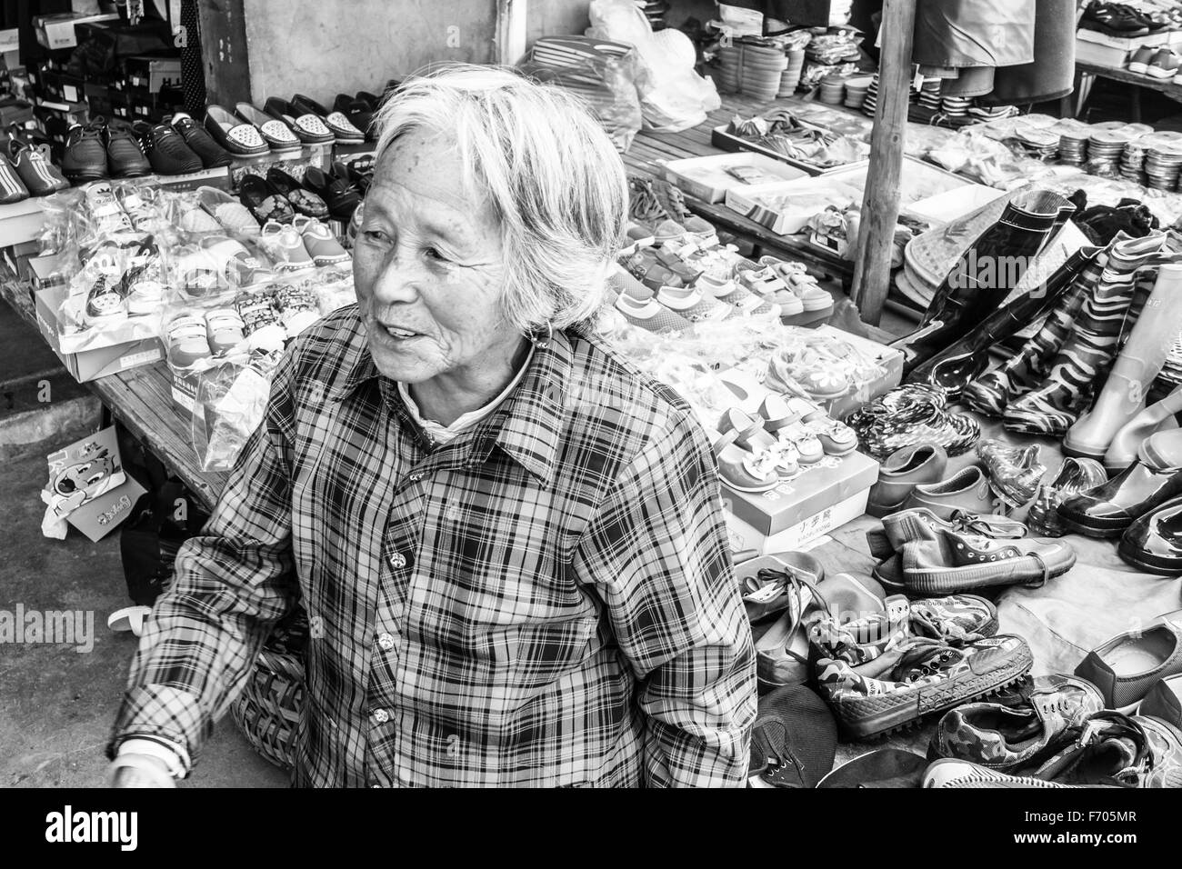 Eine ältere Frau auf einem Markt in Siping Dorf, Jinhua, China Stockfoto