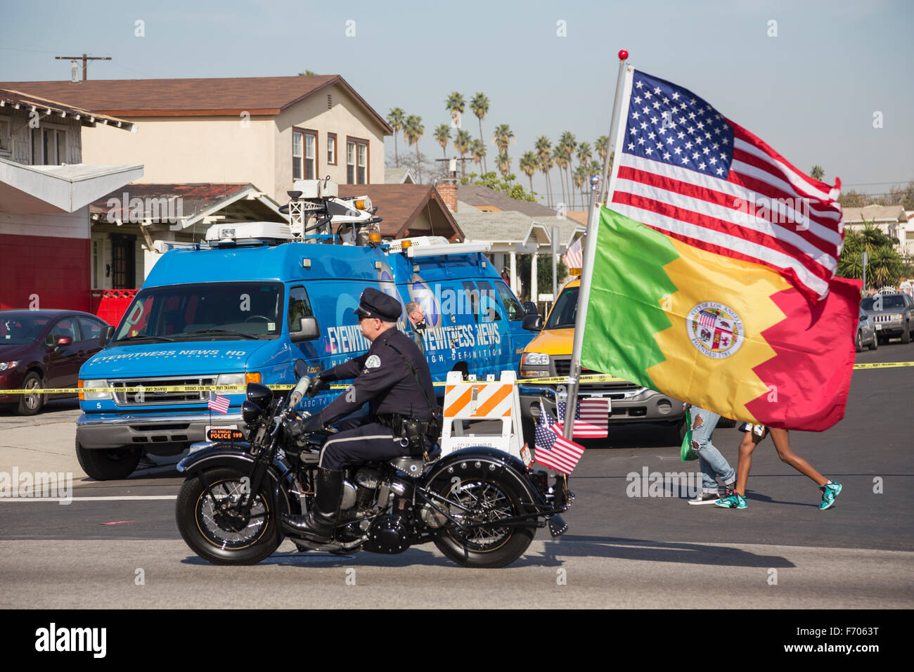 Los Angeles, Kalifornien, USA, 19. Januar 2015, 30. jährlichen Martin Luther King Jr. Kingdom Day Parade, Oldtimer Motorrad-Polizisten mit USA und LA Stadtflagge Stockfoto