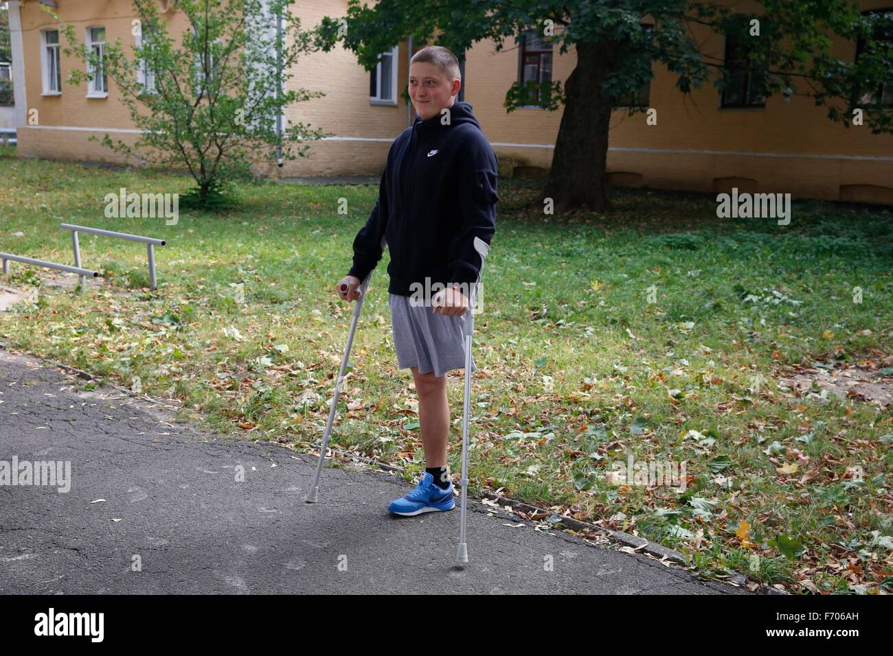 Sergiy Ilnivsky, 19 Jahre alt, rehabilitiert nach dem Verlust eines seiner Beine während des Kampfes mit dem 79. Airmobile Bataillon der ukrainischen Armee in der Nähe von Lugansk während des Länder gewalttätigen Civll Krieges zwischen ukrainischen Patrioten und pro-russischen Separatisten. Ilnivksy sagte, 40 Grad-Raketen aus russischem Territorium auf Position seiner Einheit innerhalb einer Minute im Juli abgefeuert wurden. Lugansk befindet sich nur in ukrainischem Gebiet.  ---während einer Reise in die Ukraine Foto 2014 während es ist Krieg mit Russland und ukrainische Pro-Russen. Stockfoto