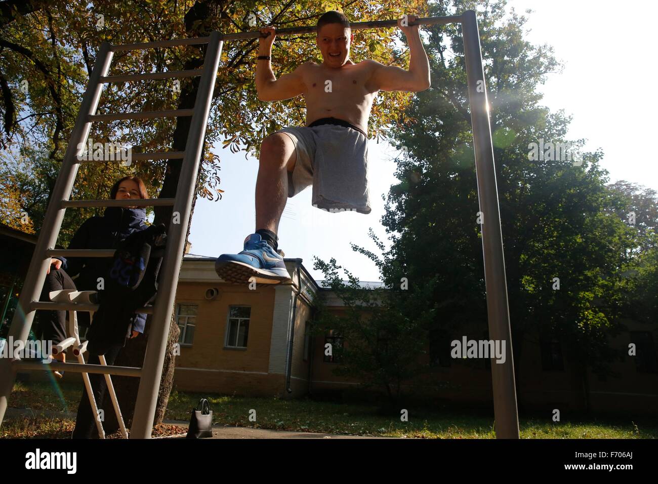 Sergiy Ilnivsky, 19 Jahre alt, rehabilitiert nach dem Verlust eines seiner Beine während des Kampfes mit dem 79. Airmobile Bataillon der ukrainischen Armee in der Nähe von Lugansk während des Länder gewalttätigen Civll Krieges zwischen ukrainischen Patrioten und pro-russischen Separatisten. Ilnivksy sagte, 40 Grad-Raketen aus russischem Territorium auf Position seiner Einheit innerhalb einer Minute im Juli abgefeuert wurden. Lugansk befindet sich nur in ukrainischem Gebiet. Stockfoto