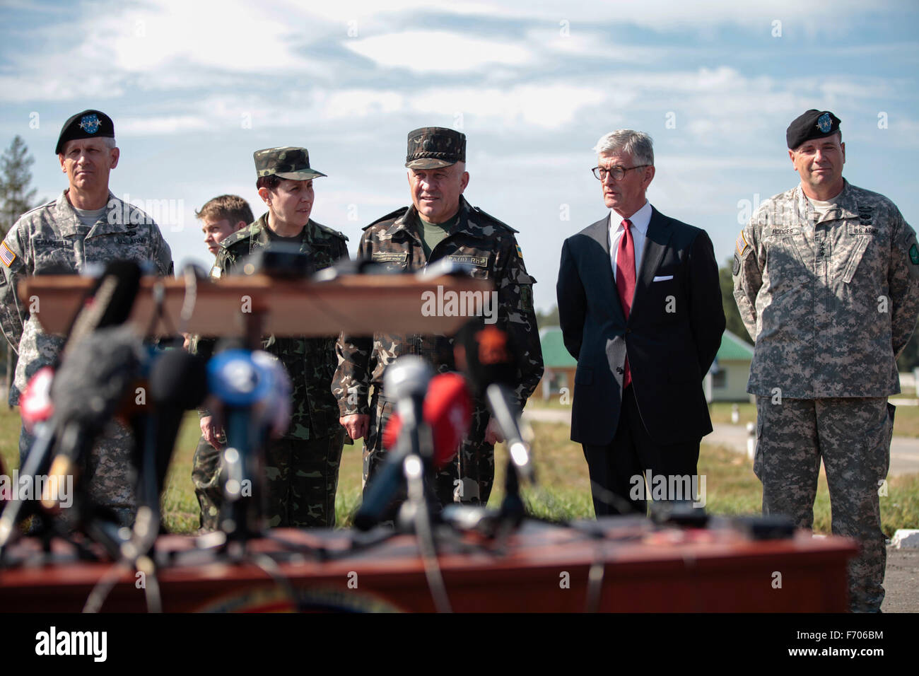 Mitglieder der United States Army und ukrainische Armee setzen sich gemeinsam im Rahmen einer Pressekonferenz am 2014 NATO Rapid Trident Media Trainingstag.  Dritte ist von links, ukrainische Armee Ltg Anotoliy Pushnakov, US-Armee Sekretär John McHugh und Armee Ltg Frederick "Ben" Hodges.Secretary von der US-Armee John McHugh. Stockfoto