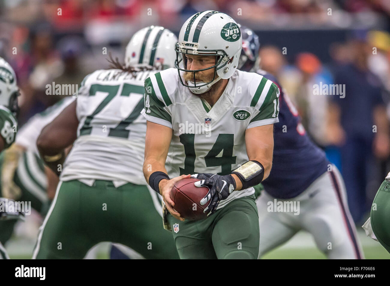 Houston, TX, USA. 22. November 2015. New York Jets Quarterback Ryan Fitzpatrick (14) übergibt den Ball während der NFL Football-Spiel zwischen den New York Jets und die Houston Texans NRG-Stadion in Houston, TX. Rudy Hardy/CSM/Alamy Live-Nachrichten Stockfoto