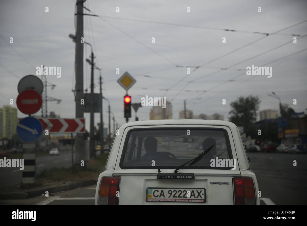 Der Mensch Autofahren sowjetischen im Großstadtdschungel von Kiew, während einer Reise in die Ukraine Foto 2014 während des Krieges mit Russland und ukrainische Pro-Russen. Stockfoto