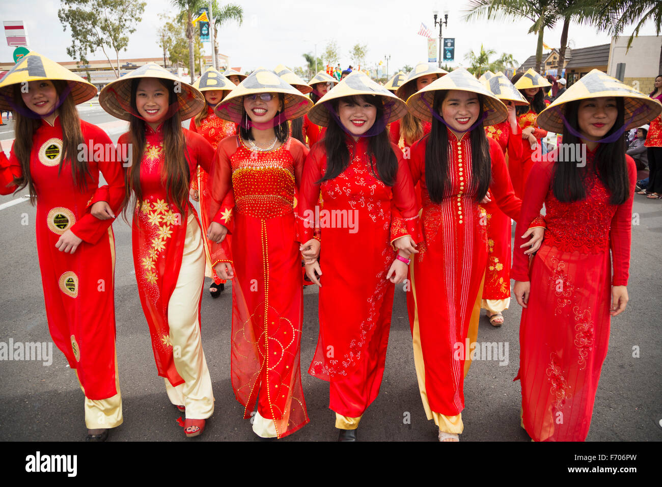 Orange County, City of Westminster, Southern California, USA, 21. Februar 2015, Little Saigon, Vitenamese-amerikanischen Gemeinschaft, TET Parade feiert Tet Lunar New Year, Frauen in kulturellen rote Kleider Stockfoto
