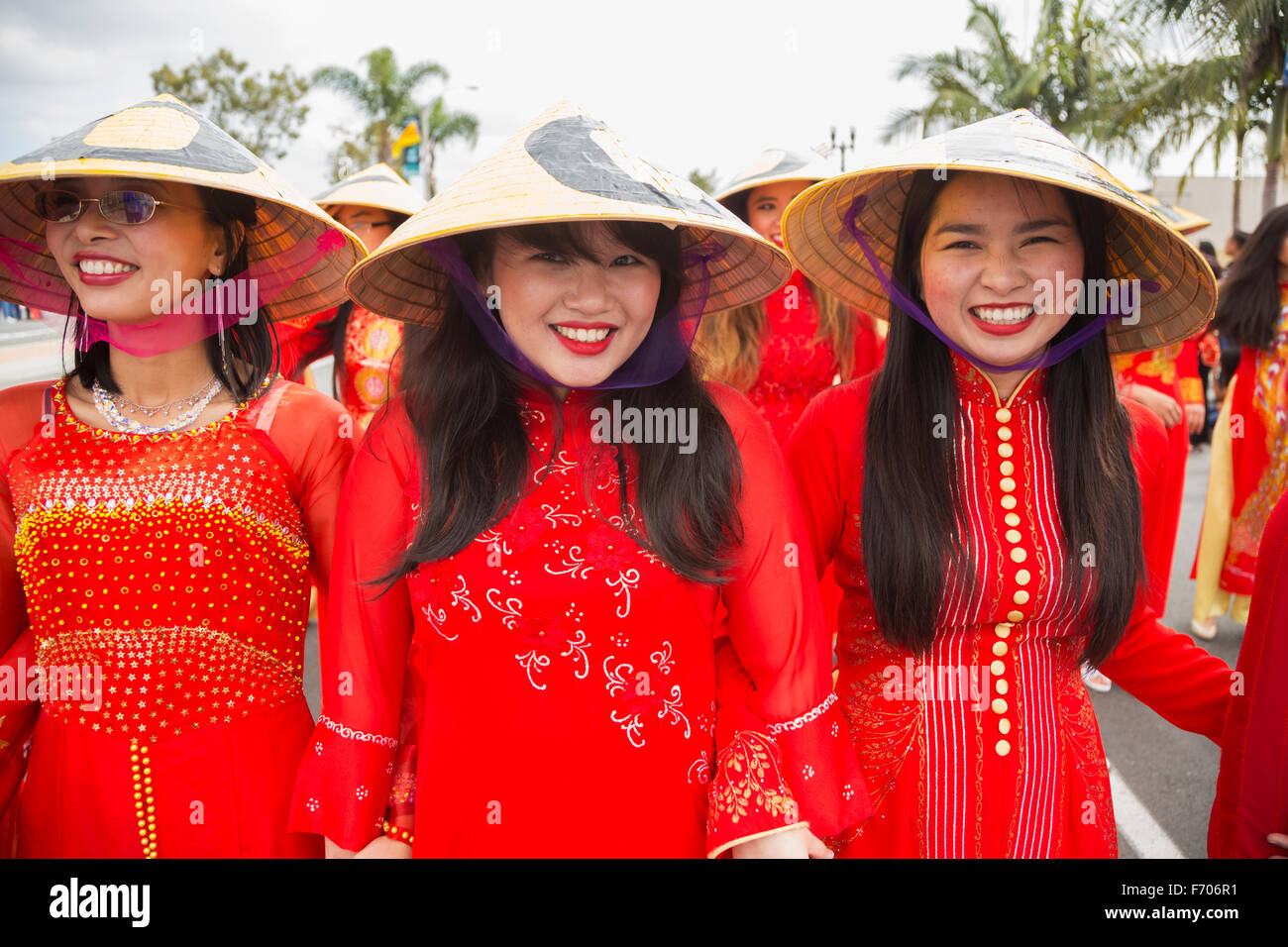 Orange County, City of Westminster, Southern California, USA, 21. Februar 2015, Little Saigon, Vitenamese-amerikanischen Gemeinschaft, TET Parade feiert Tet Lunar New Year, Frauen in kulturellen rote Kleider Stockfoto