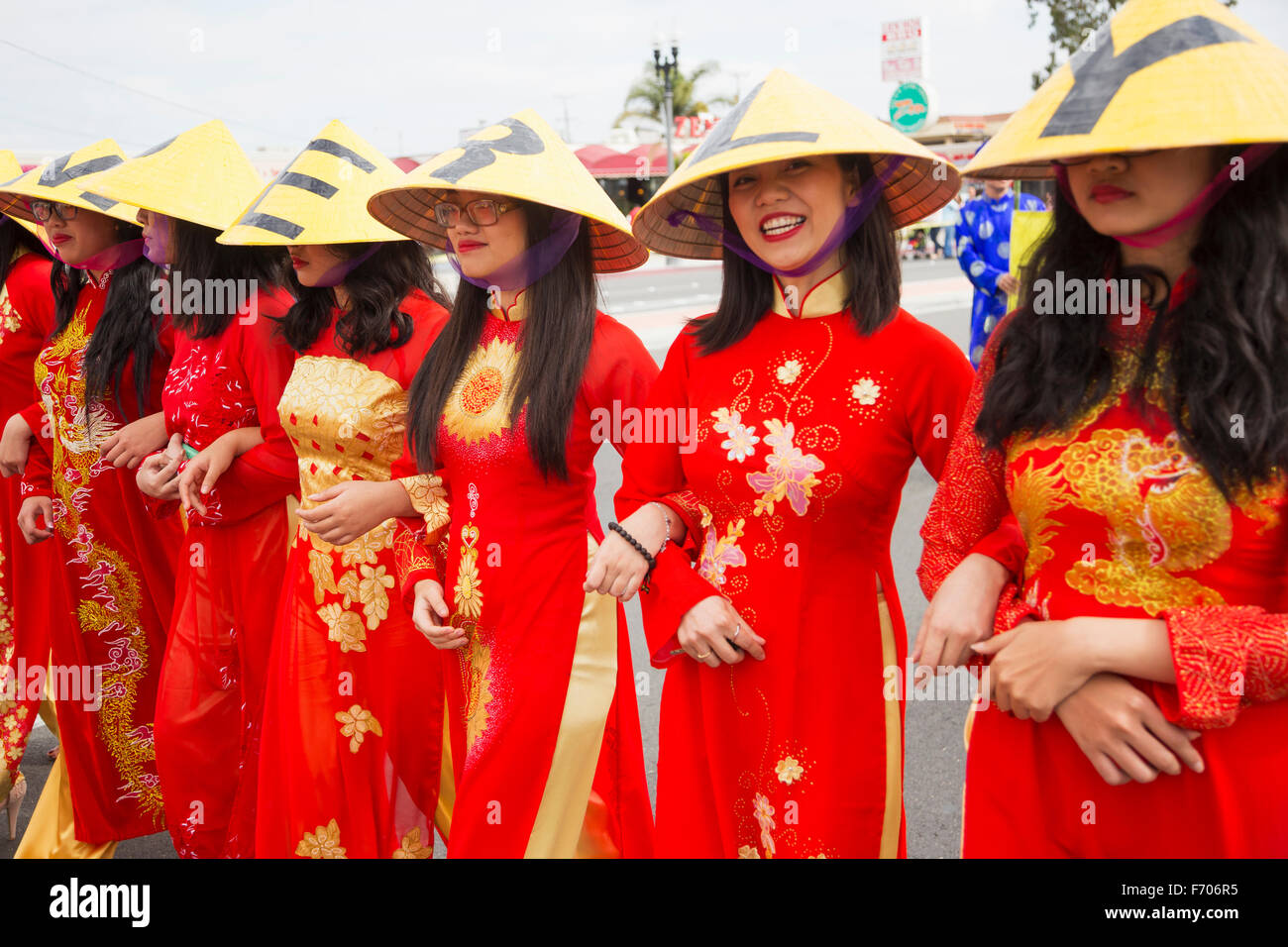 Orange County, City of Westminster, Southern California, USA, 21. Februar 2015, Little Saigon, Vitenamese-amerikanischen Gemeinschaft, TET Parade feiert Tet Lunar New Year, Frauen in kulturellen rote Kleider Stockfoto