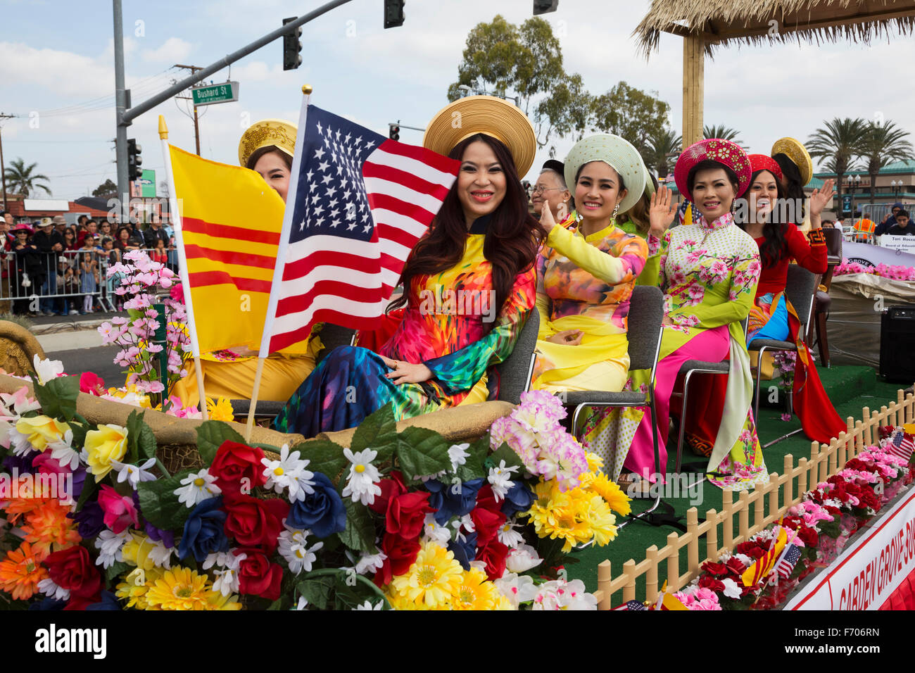 Orange County, City of Westminster, Southern California, USA, 21. Februar 2015, Little Saigon, Vitenamese-amerikanischen Gemeinschaft, TET Parade feiert Tet Lunar New Year, Frauen auf Schwimmer mit US-Flagge Stockfoto