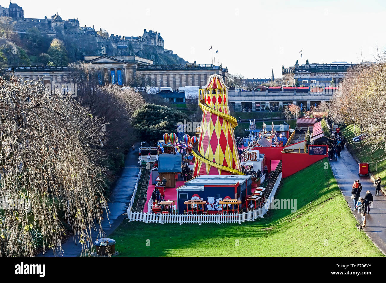 Edinburgh Weihnachtsmarkt 2015 im Osten Princes Gardens Edinburgh mit Santa Land und Dampf Zug vorbei Stockfoto