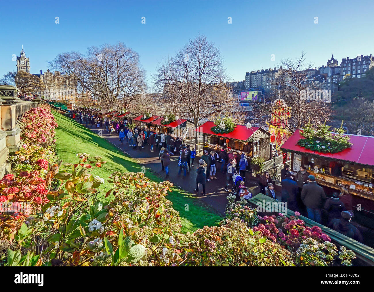 Edinburgh Weihnachtsmarkt 2015 im Osten Princes Gardens Edinburgh mit Verkaufsständen, Gütern und Lebensmitteln & trinken Stockfoto