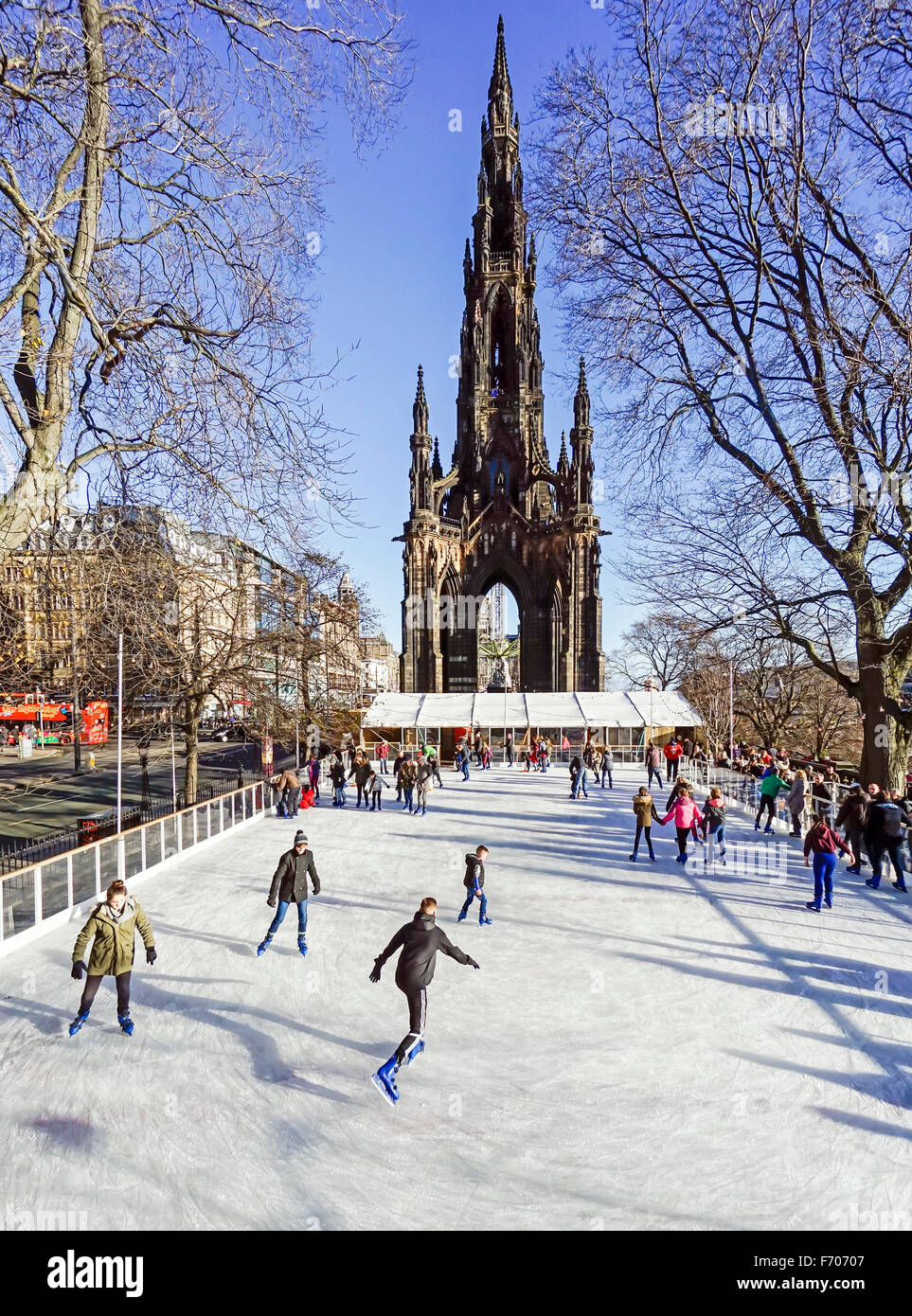Edinburgh Weihnachtsmarkt 2015 im Osten Princes Gardens Edinburgh mit Eislaufbahn und Scott Monument hinter Stockfoto