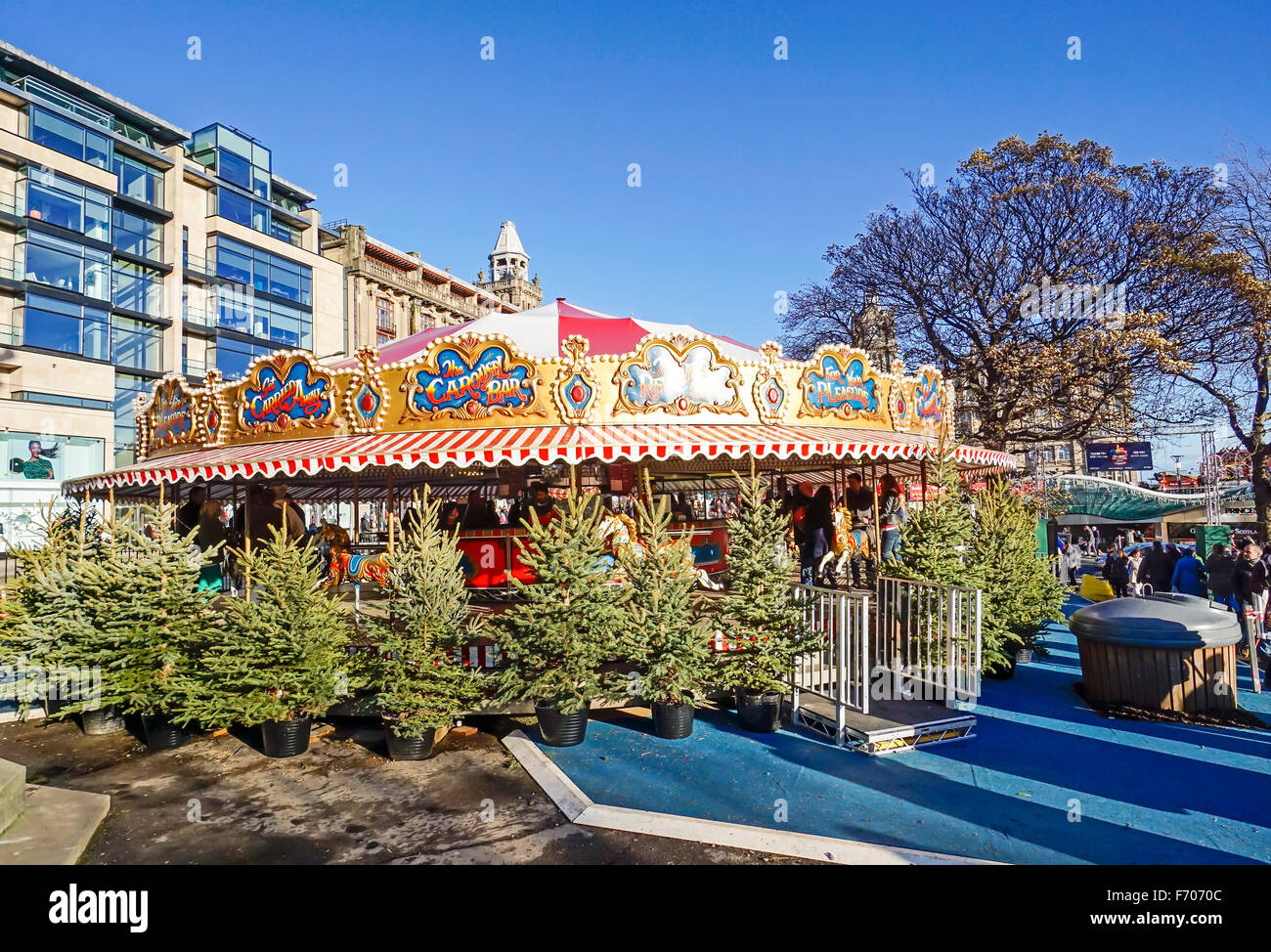 Edinburgh Weihnachtsmarkt 2015 mit der Karussell-Bar Stockfoto