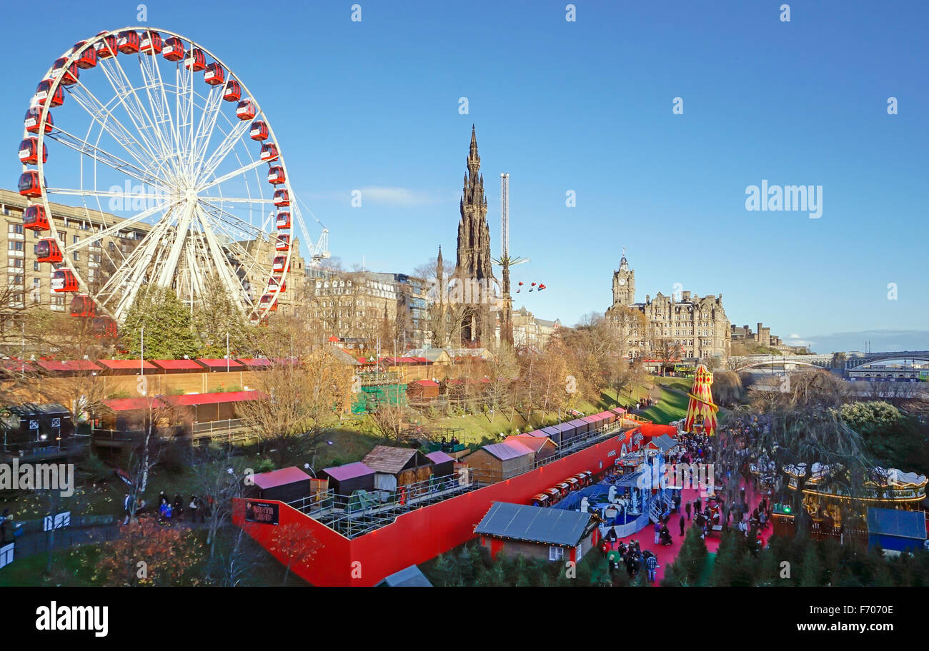 Edinburgh Weihnachtsmarkt 2015 mit Marktständen Riesenrad und Star Flyer sowie Santa Land unten rechts Stockfoto