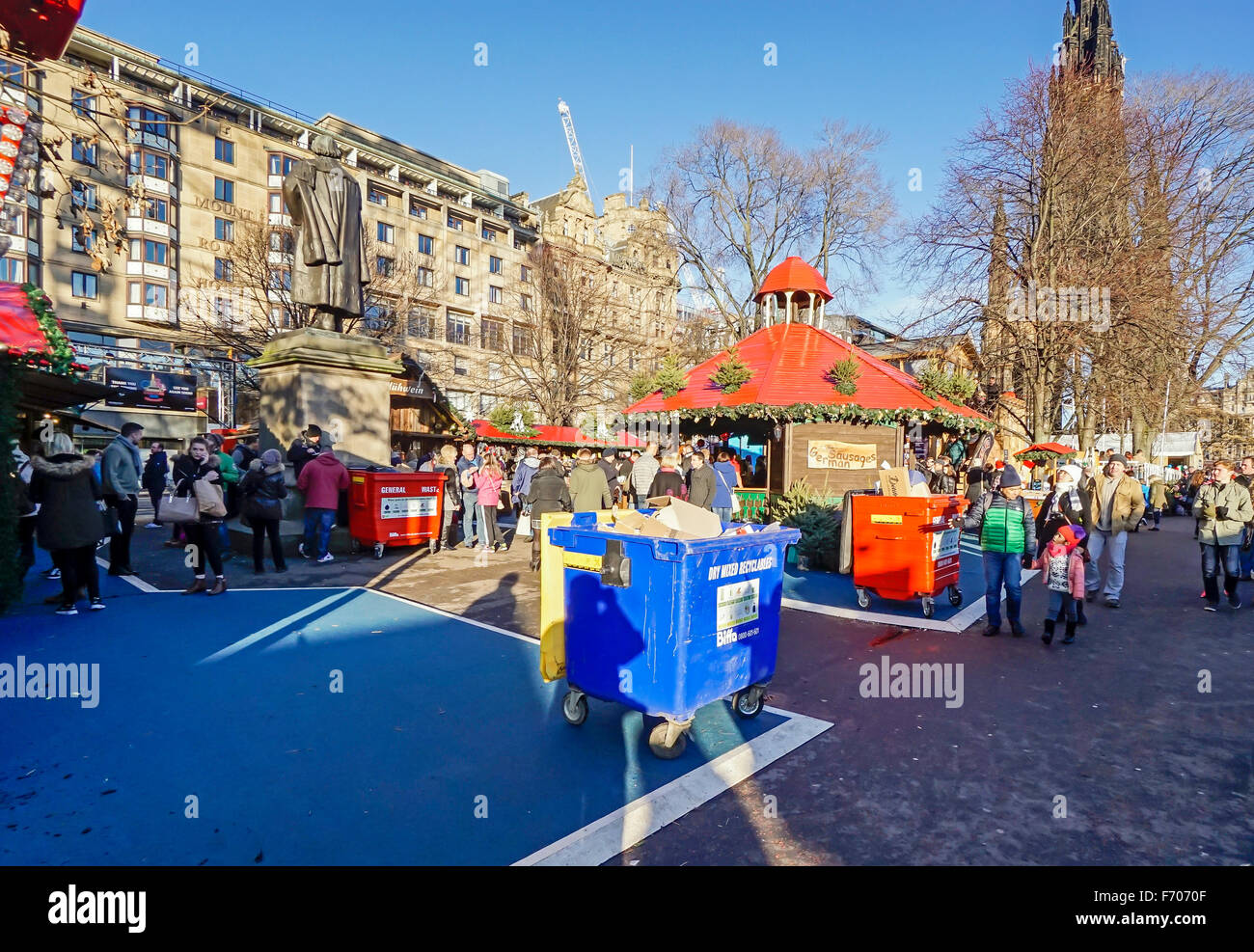 Edinburgh-Weihnachten Markt 2015 zeigt Stände und Abfallbehälter prominent angezeigt und verwendet. Stockfoto