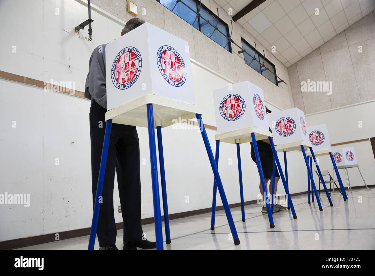 Eiche View, Kalifornien, USA, 4. November 2014, Bürger Stimmen bei Wahlen stand Wahllokal in gymnasium Stockfoto